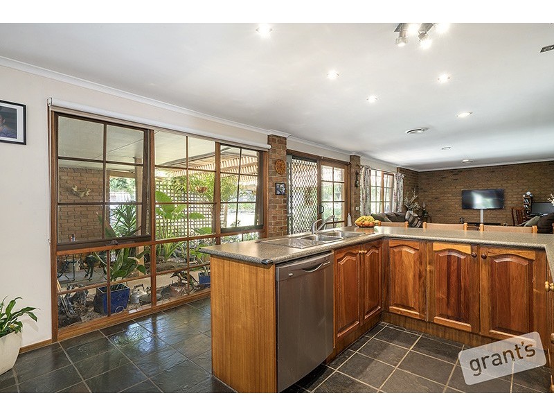 6 Neilian Retreat, Berwick VIC 3806