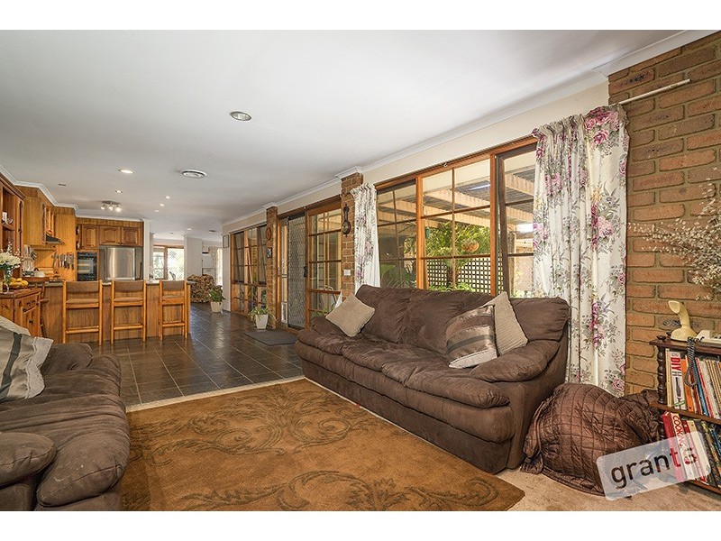 6 Neilian Retreat, Berwick VIC 3806