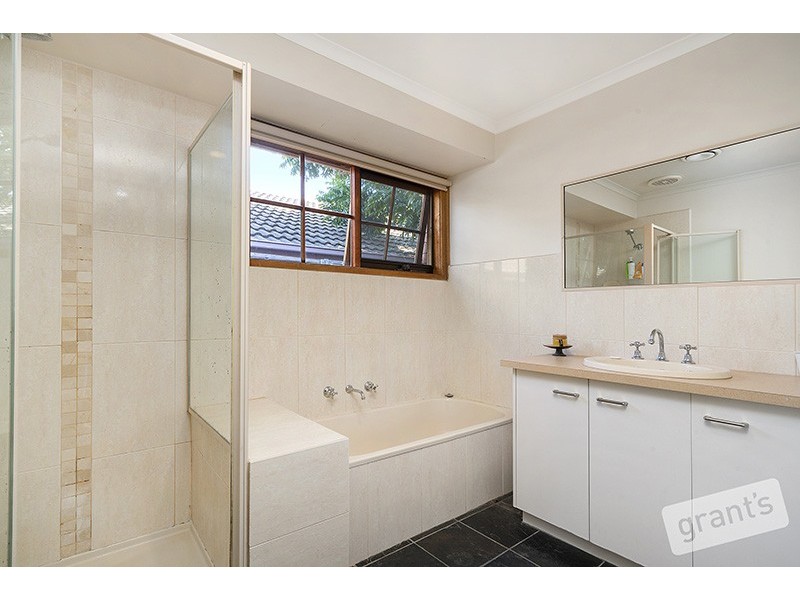 6 Neilian Retreat, Berwick VIC 3806