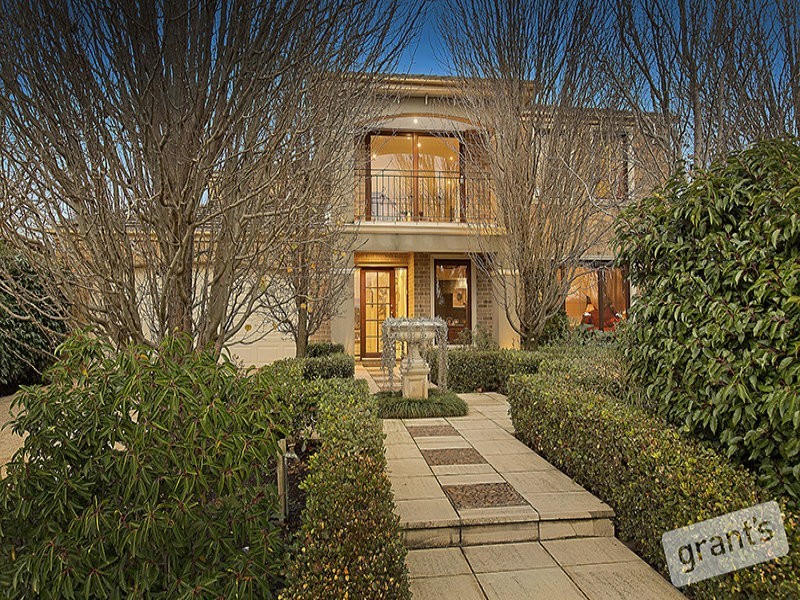 2 Glenmaggie Close, Berwick VIC 3806