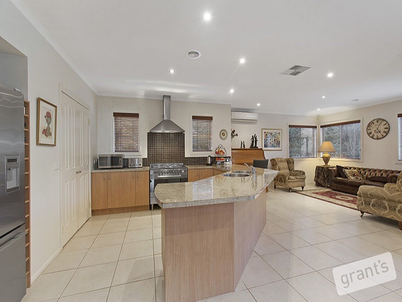 2 Glenmaggie Close, Berwick VIC 3806