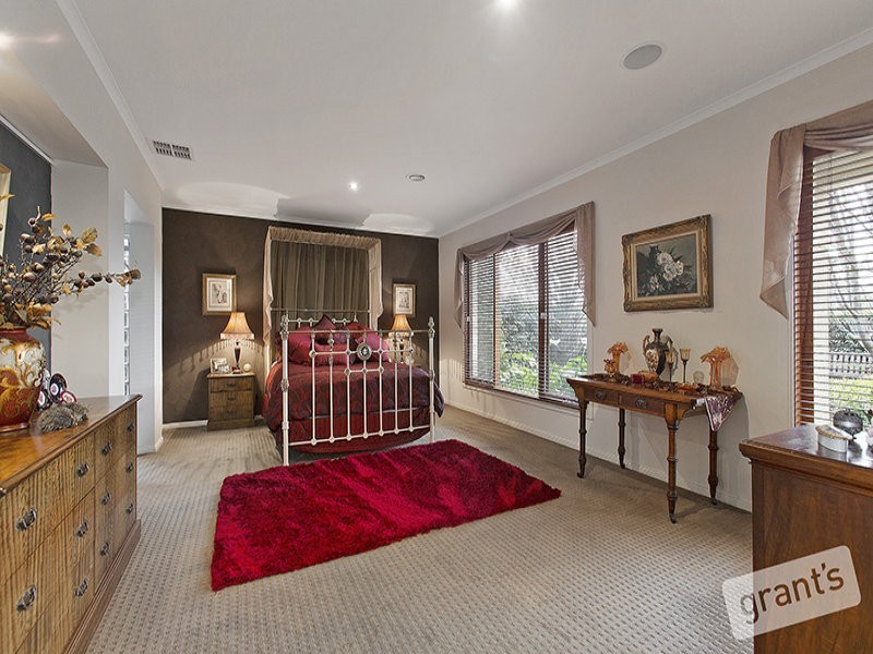 2 Glenmaggie Close, Berwick VIC 3806