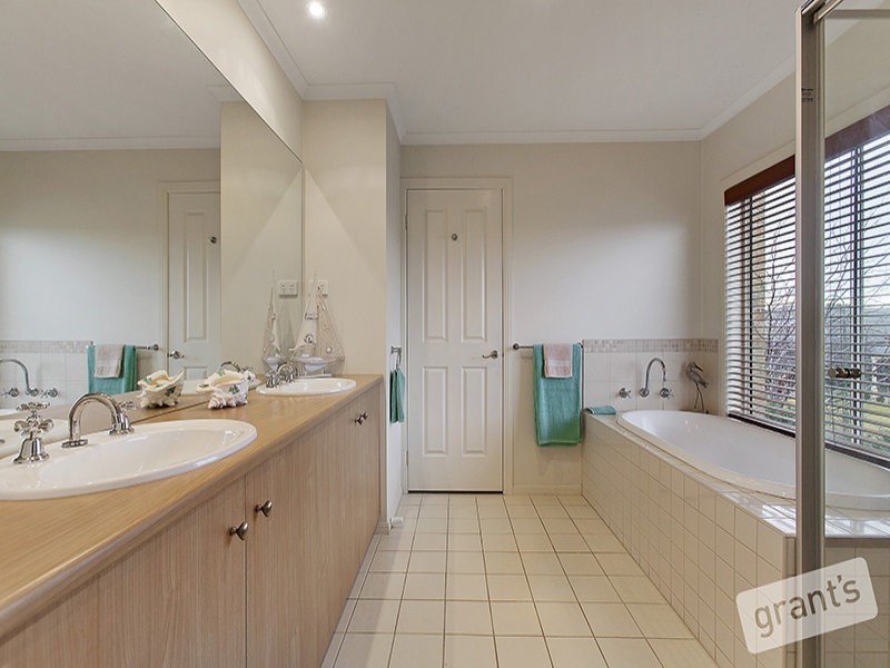 2 Glenmaggie Close, Berwick VIC 3806