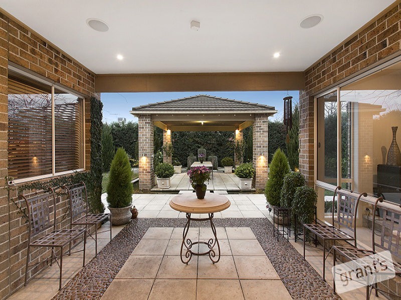 2 Glenmaggie Close, Berwick VIC 3806