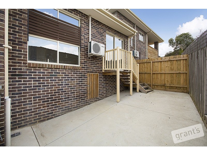 2/33 Portchester Boulevard, Beaconsfield VIC 3807