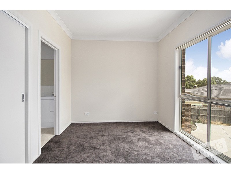 2/33 Portchester Boulevard, Beaconsfield VIC 3807