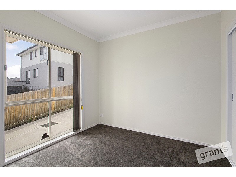2/33 Portchester Boulevard, Beaconsfield VIC 3807