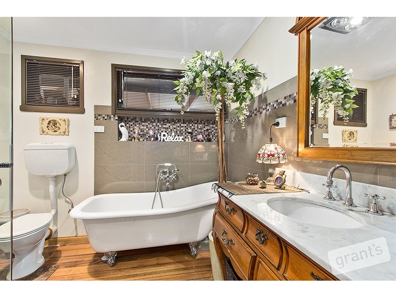 25 Ambleside Crescent, Berwick VIC 3806