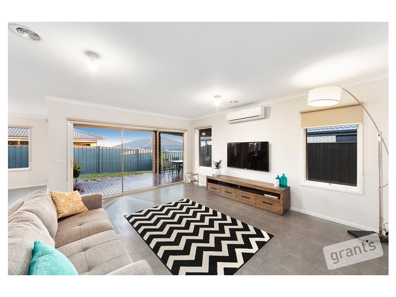 3 Ellaroo Circuit, Clyde North VIC 3978