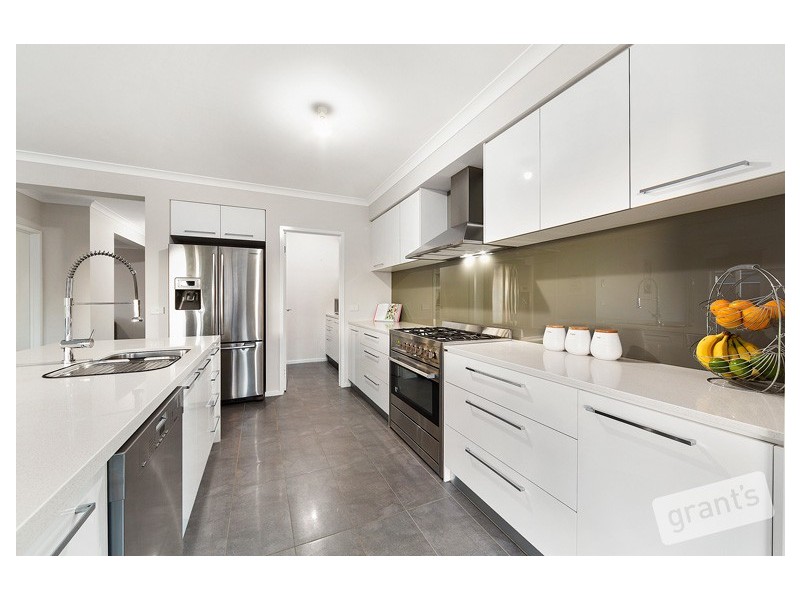 3 Ellaroo Circuit, Clyde North VIC 3978