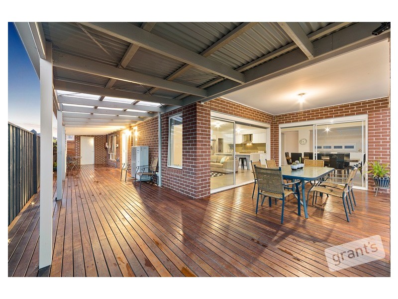 3 Ellaroo Circuit, Clyde North VIC 3978