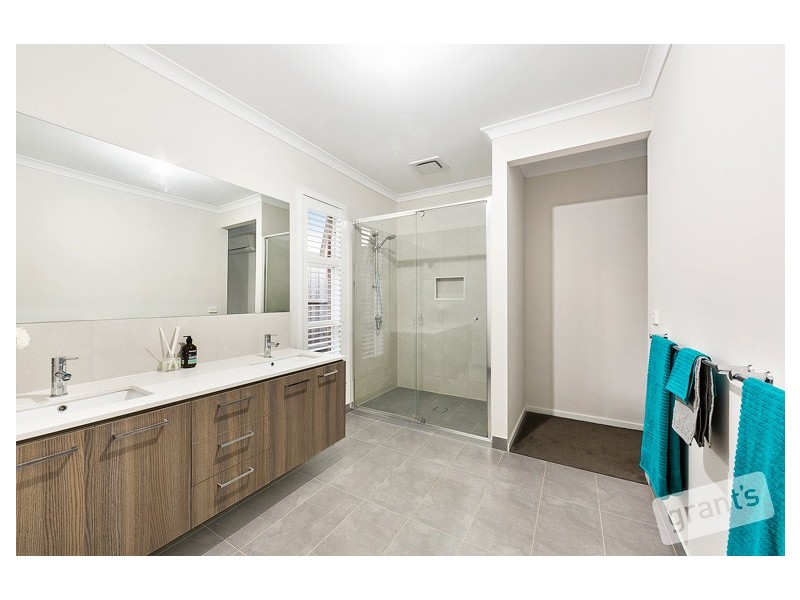 3 Ellaroo Circuit, Clyde North VIC 3978