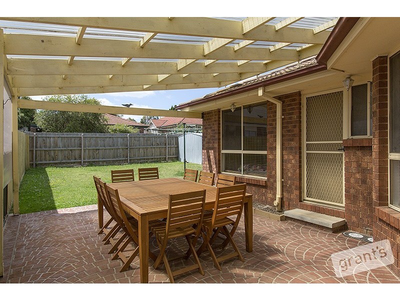8 Adelong Court, Berwick VIC 3806