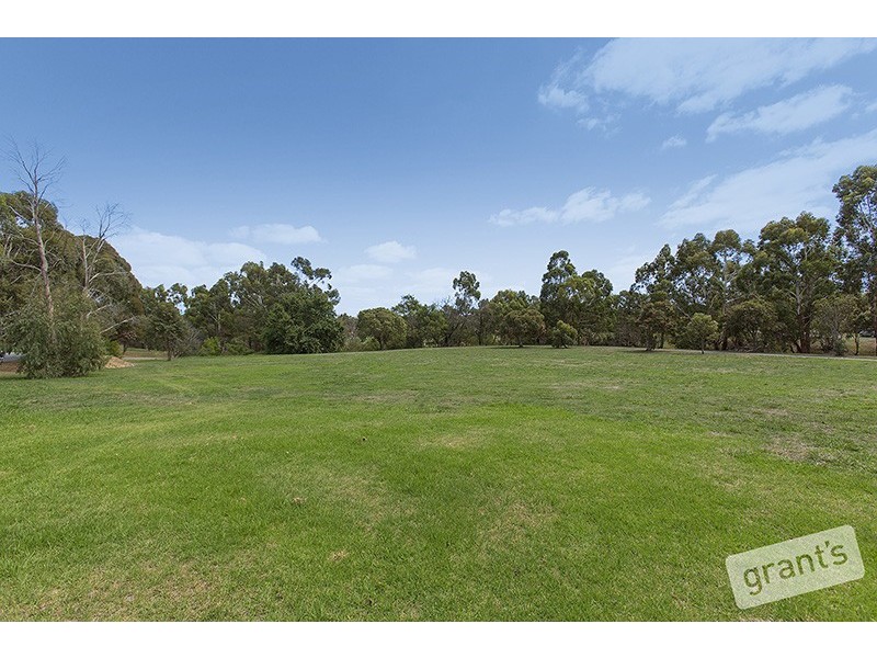 8 Adelong Court, Berwick VIC 3806