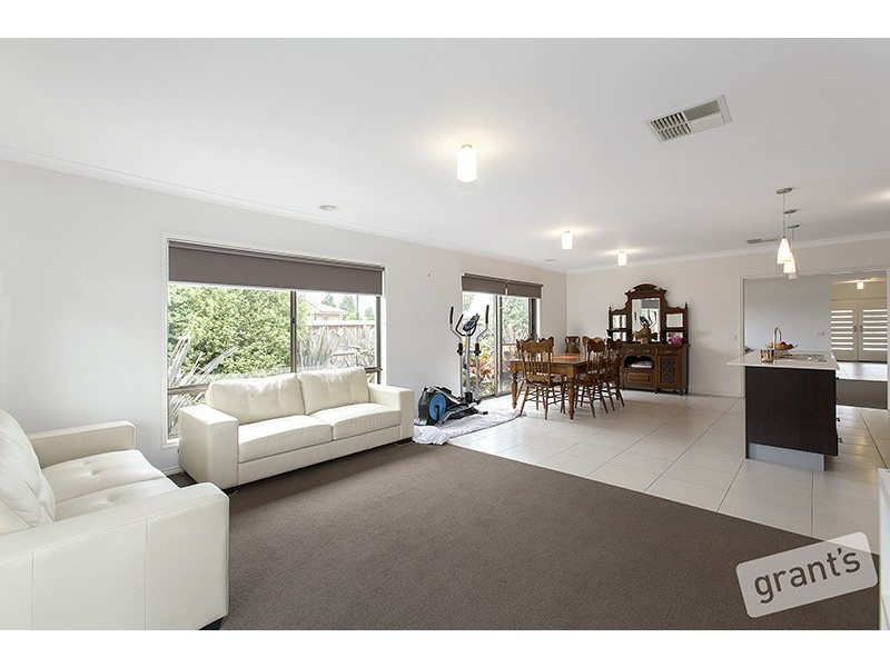 26 Dan Morgan Drive, Cranbourne East VIC 3977
