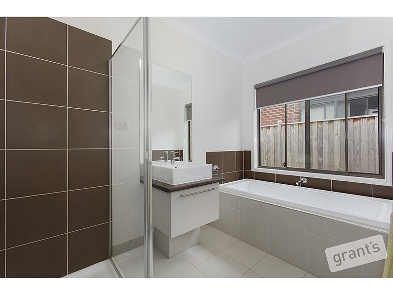 26 Dan Morgan Drive, Cranbourne East VIC 3977