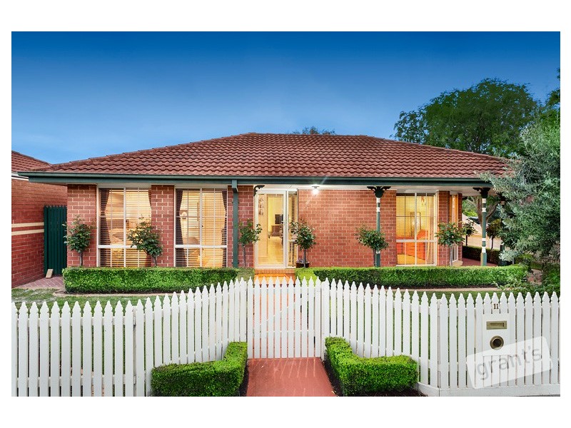 11 Claremont Glen, Berwick VIC 3806