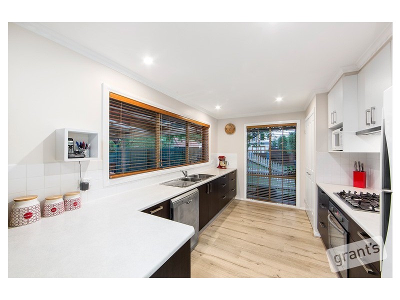 11 Claremont Glen, Berwick VIC 3806