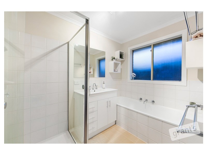 11 Claremont Glen, Berwick VIC 3806