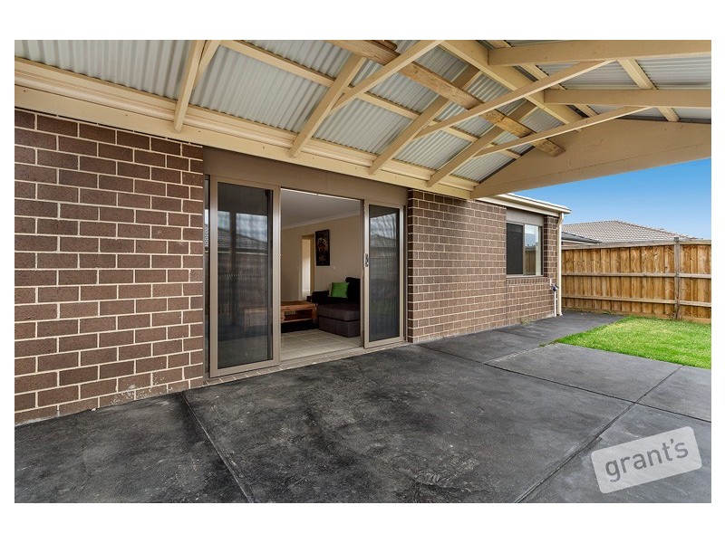 11 Naas Road, Clyde North VIC 3978