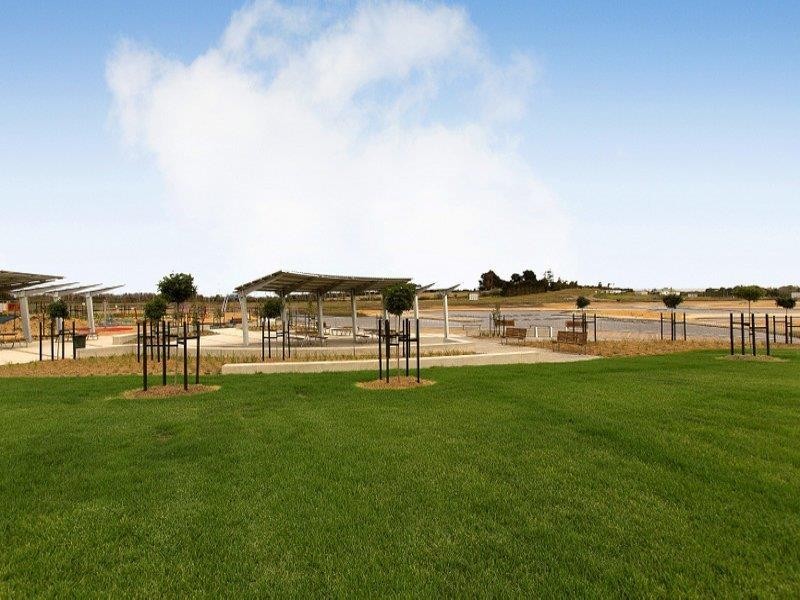 4 Riverbank Close, Clyde North VIC 3978