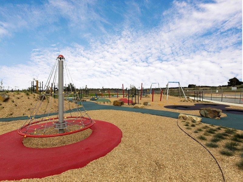 4 Riverbank Close, Clyde North VIC 3978