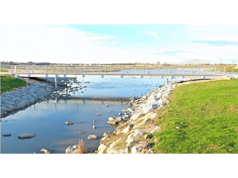 4 Riverbank Close, Clyde North VIC 3978