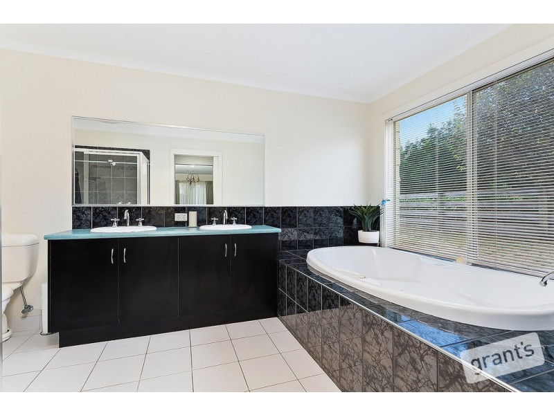 16 Follett Drive, Nyora VIC 3987