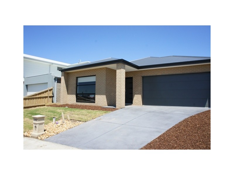 11 Maeve Circuit, Clyde North VIC 3978