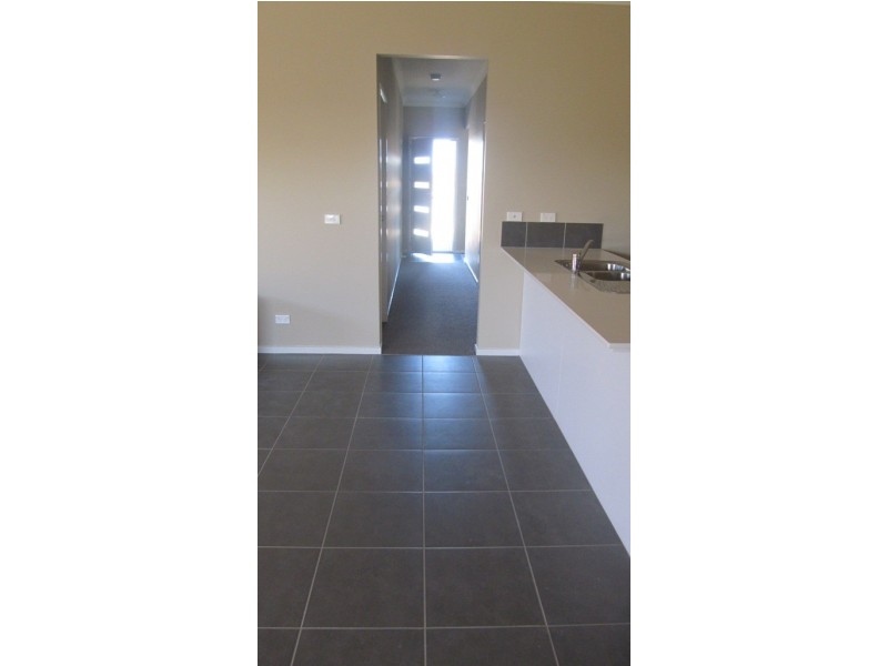 11 Maeve Circuit, Clyde North VIC 3978