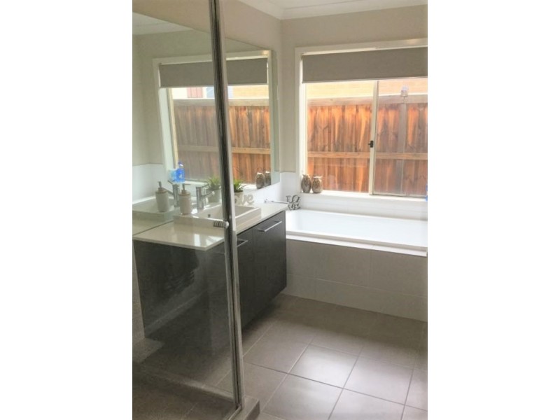 35 Dan Morgan Drive, Cranbourne East VIC 3977