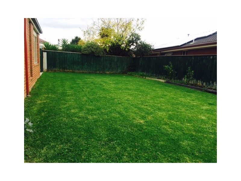 8 Dunoon Road, Narre Warren South VIC 3805