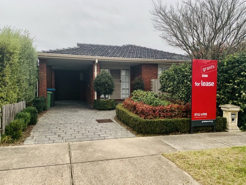 2/49 Collins Crescent, Berwick VIC 3806