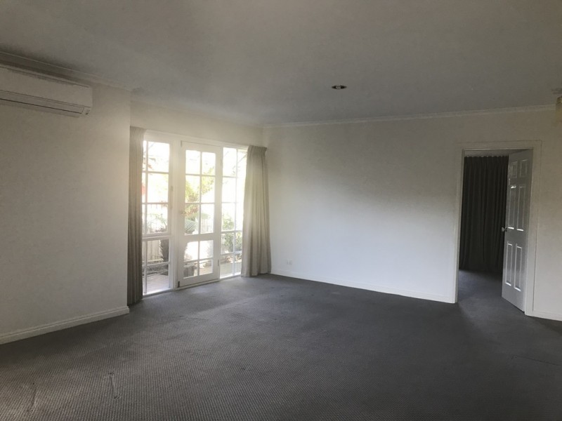 2/49 Collins Crescent, Berwick VIC 3806