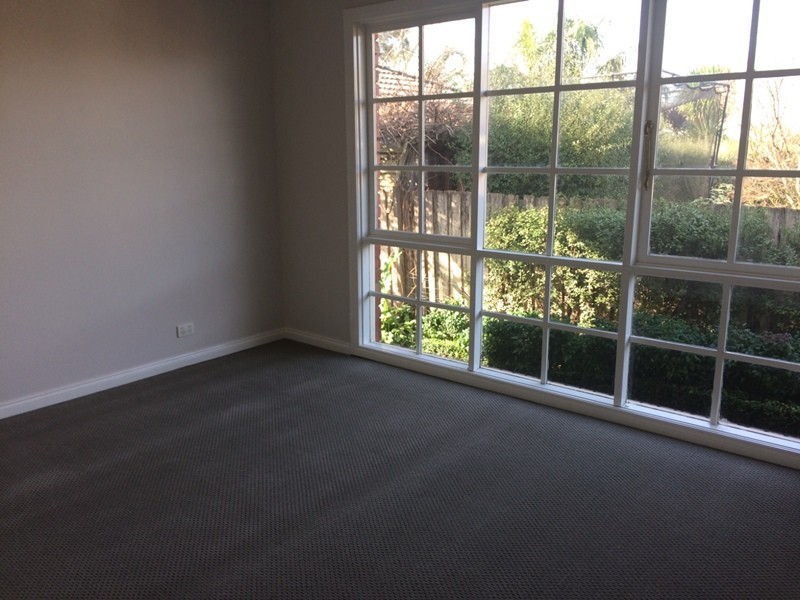 2/49 Collins Crescent, Berwick VIC 3806