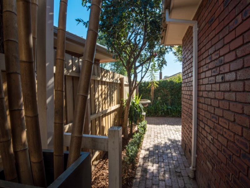 2/49 Collins Crescent, Berwick VIC 3806