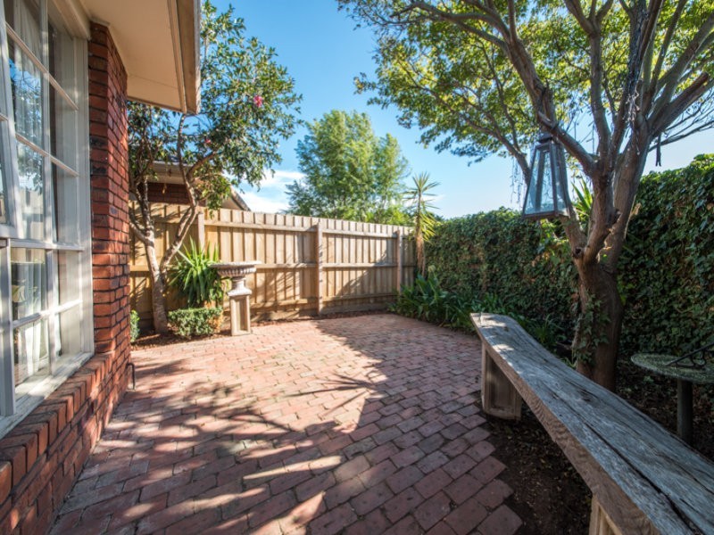 2/49 Collins Crescent, Berwick VIC 3806