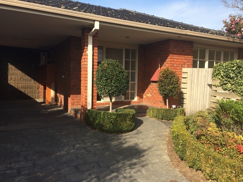 2/49 Collins Crescent, Berwick VIC 3806