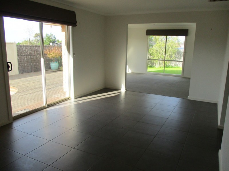 6 Natanya Drive, Pakenham VIC 3810