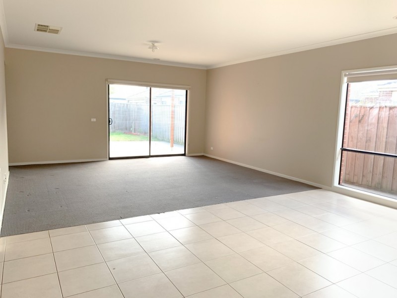 27 Maeve Circuit, Clyde North VIC 3978