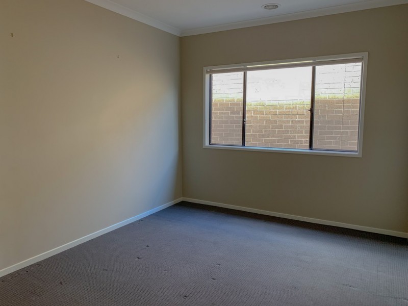 27 Maeve Circuit, Clyde North VIC 3978