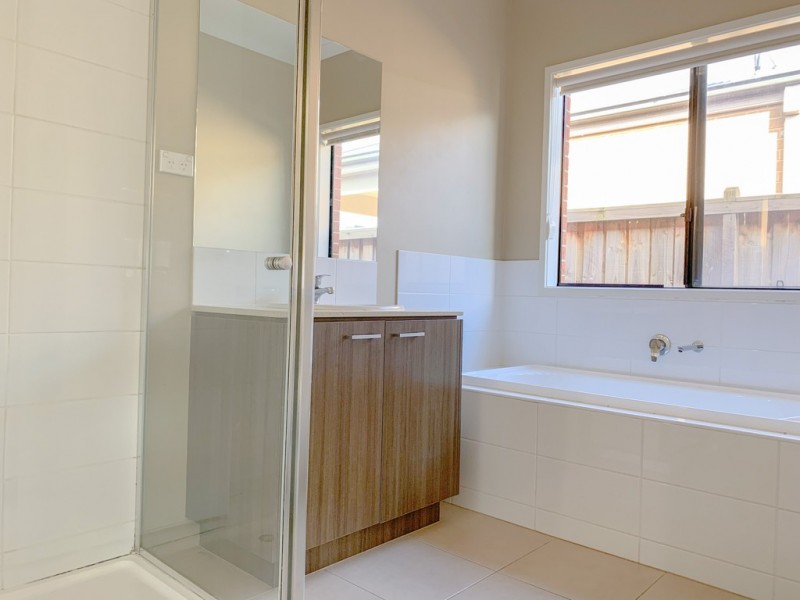 27 Maeve Circuit, Clyde North VIC 3978