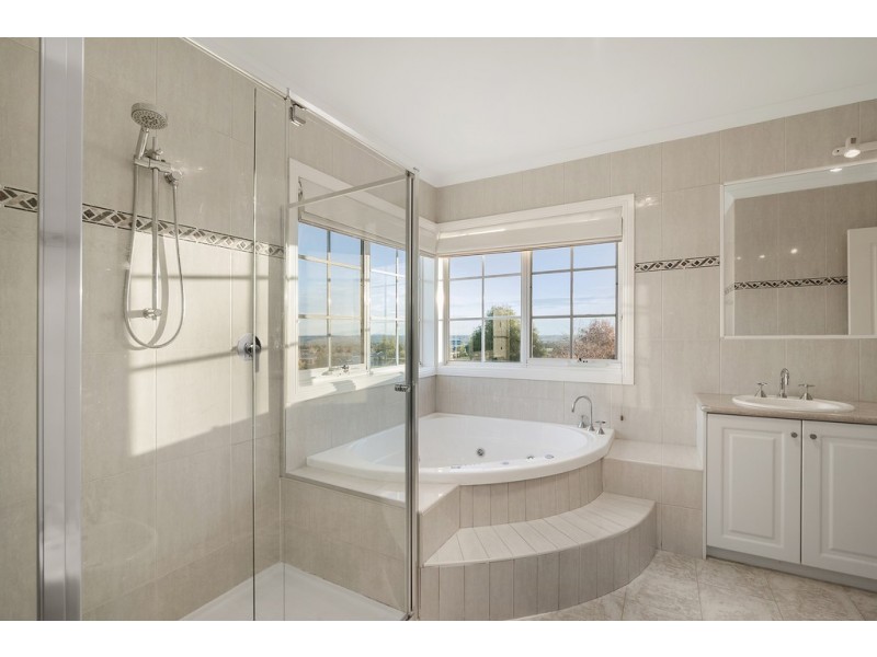 29 Edrington Park Drive, Berwick VIC 3806