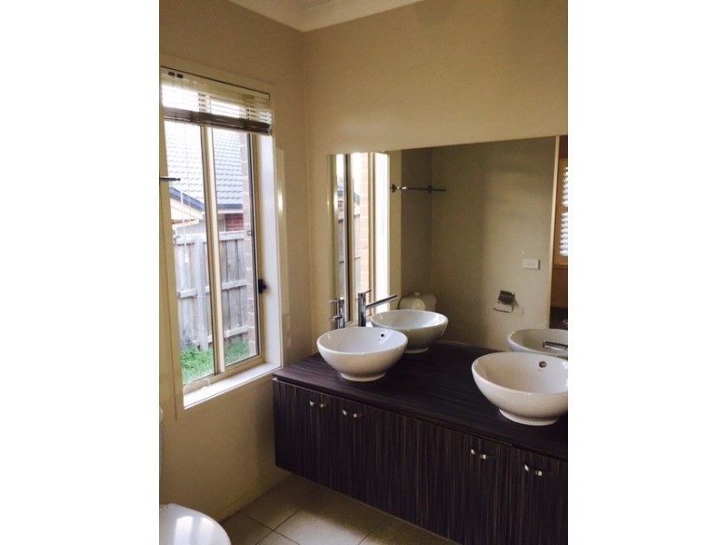 12 Manorwood Way, Berwick VIC 3806