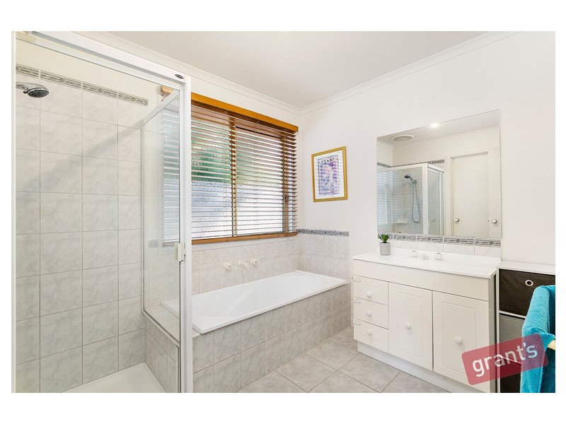 8 Menindee Terrace, Narre Warren South VIC 3805