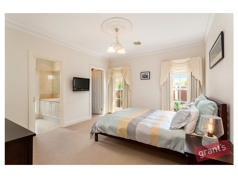 77 Crawley Road, Narre Warren North VIC 3804