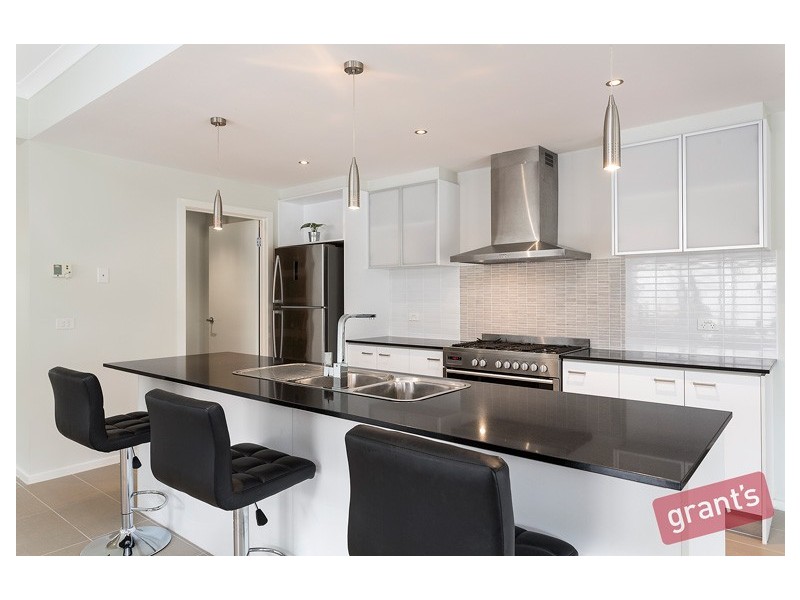 30 Mountain View Boulevard, Cranbourne North VIC 3977