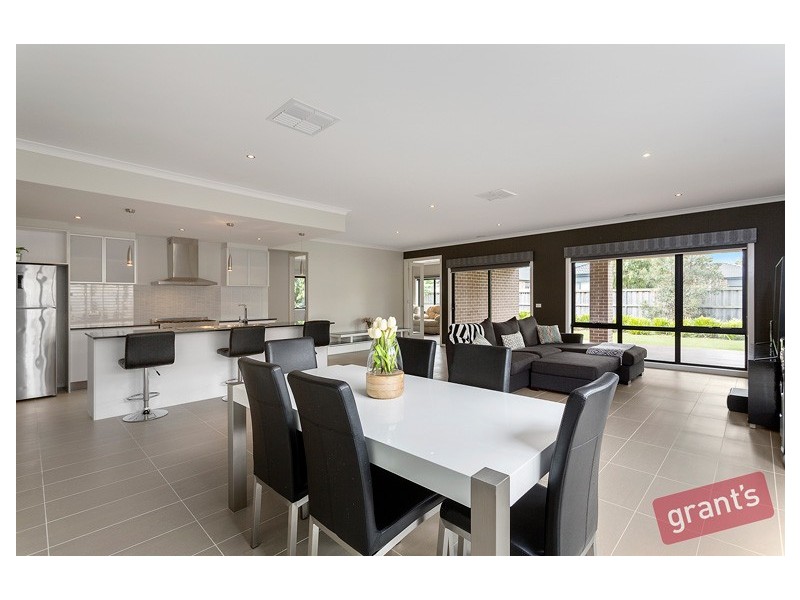 30 Mountain View Boulevard, Cranbourne North VIC 3977