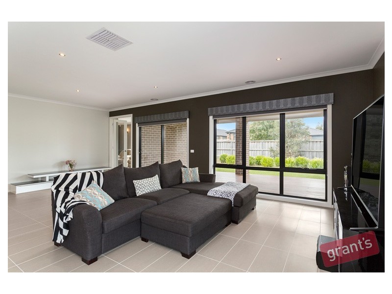 30 Mountain View Boulevard, Cranbourne North VIC 3977