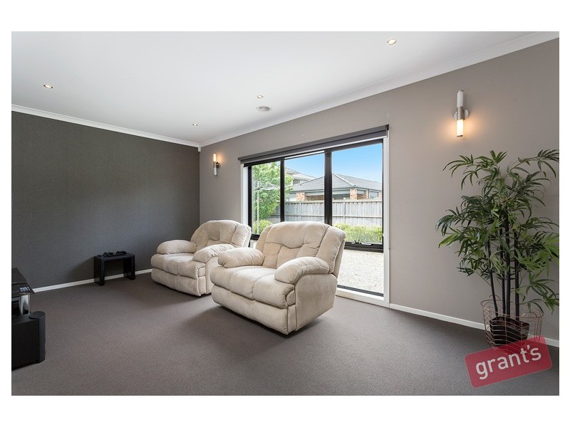 30 Mountain View Boulevard, Cranbourne North VIC 3977